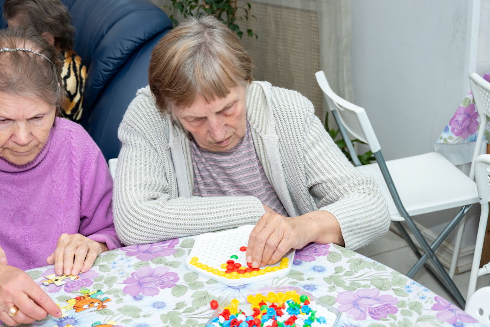 бабушки собирают мозаику