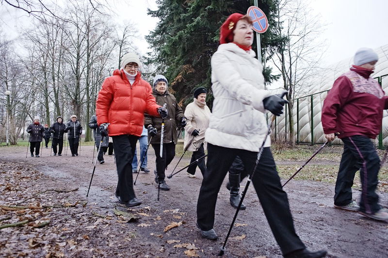Польза скандинавской ходьбы для пожилых людей